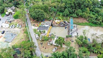 4月12日，深圳市福田区凤塘河口水质净化工程搜救现场。图/视觉中国