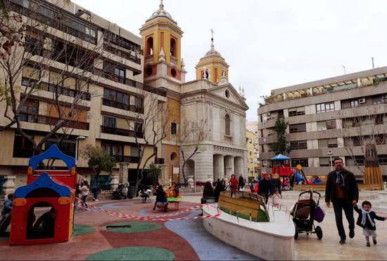 4月4日，人们在西班牙阿尔梅里亚市中心附近的一处广场上休息。新华社记者郭求达摄