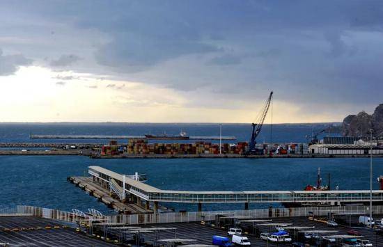 这是4月5日拍摄的西班牙阿尔梅里亚市货运港口。新华社记者郭求达摄