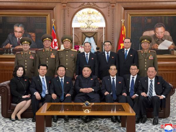 金正恩同朝鲜新一届领导班子合影。