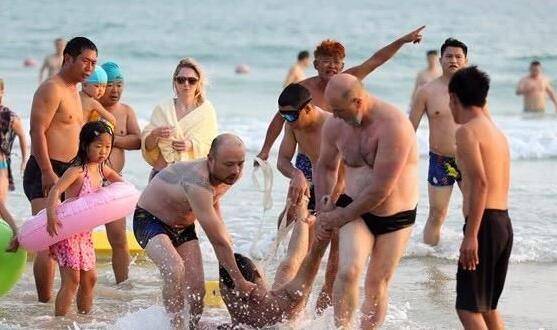 俄罗斯游客在海南三亚营救落水者（图源：三亚日报）