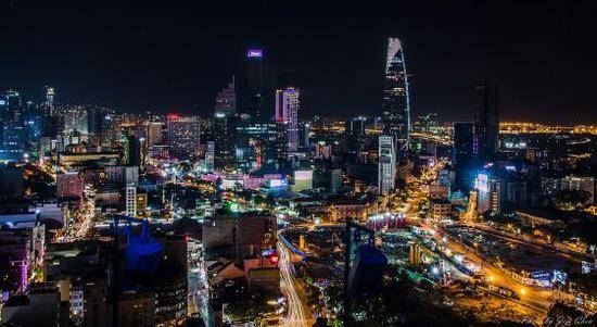 胡志明市夜景（图片来源：维基百科）