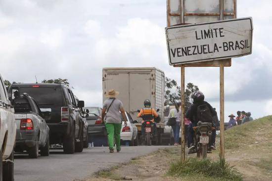 2月21日，在委内瑞拉圣埃伦娜德瓦伊伦，车辆在委内瑞拉与巴西边界等待通关。新华社/路透