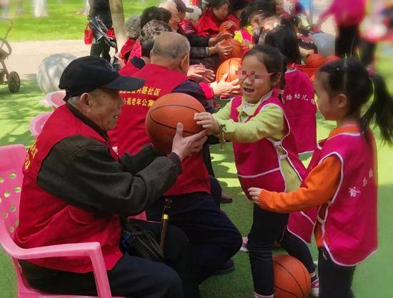 4月1日，童心苑的老幼同乐活动中，孩子和老人们组队比赛传球。新京报记者王翀鹏程摄