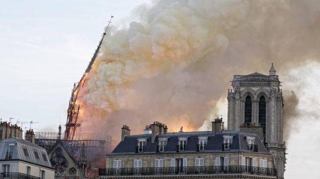 ▲巴黎圣母院尖顶倒塌的一刻（图源：推特）