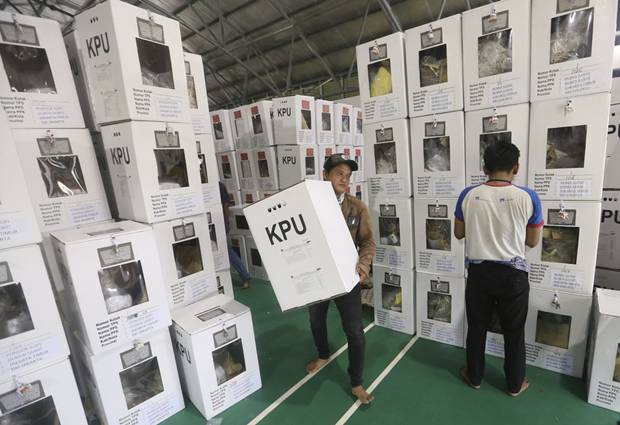 4月16日，工作人员正在打包投票箱，准备分发至各投票站@东方IC