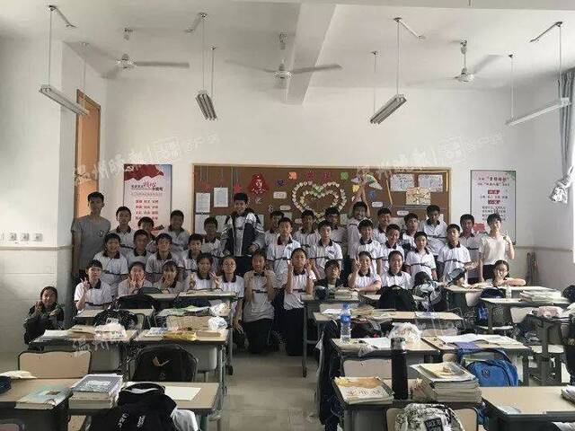 ▲郑荣权（最左）参加普通中学的实习图自温州晚报