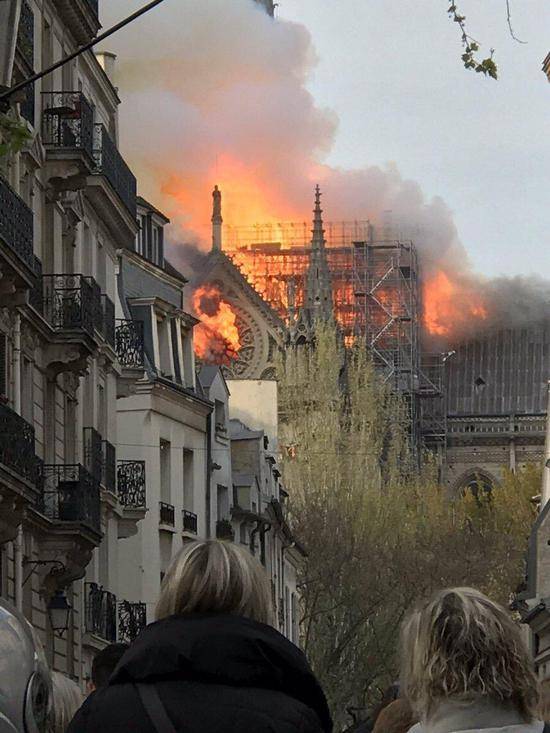 巴黎圣母院在燃烧（图源：推特）