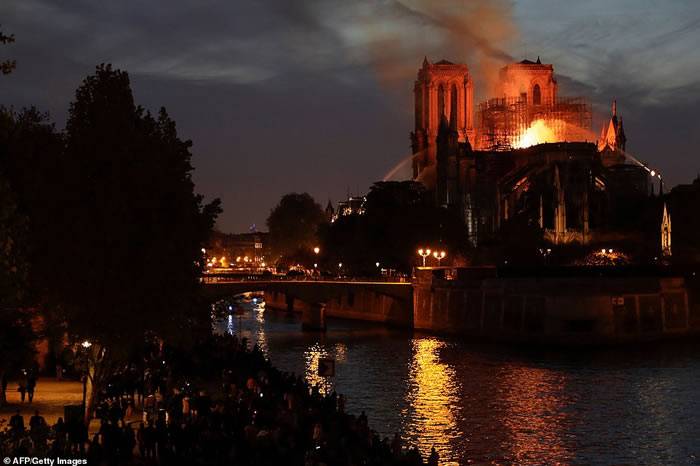 兴建于1163年的法国巴黎圣母院发生严重大火856年尖塔烧断玫瑰花窗全烧毁