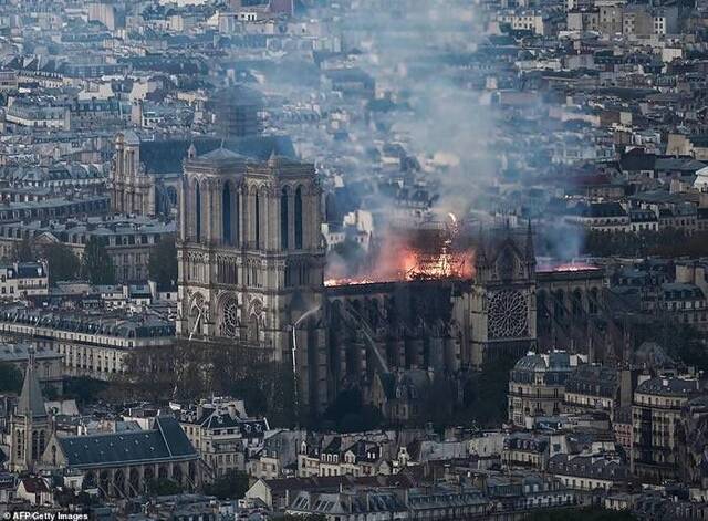 兴建于1163年的法国巴黎圣母院发生严重大火856年尖塔烧断玫瑰花窗全烧毁