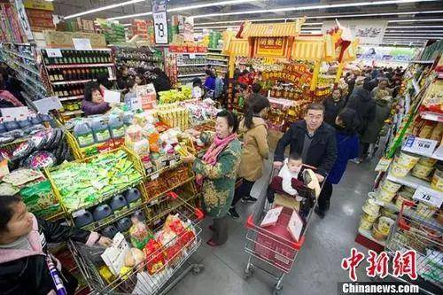 资料图：民众在超市购买生活用品。中新社记者张云摄