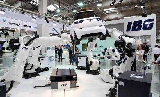 ▲4月1日，在德国汉诺威工业博览会上，工业机器人抬起一辆汽车。