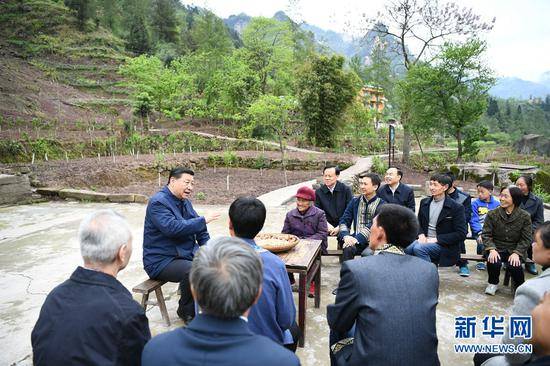 这是4月15日下午，习近平在石柱土家族自治县中益乡华溪村同村民代表、基层干部、扶贫干部、乡村医生等围坐在一起，共话脱贫攻坚。新华社记者谢环驰摄