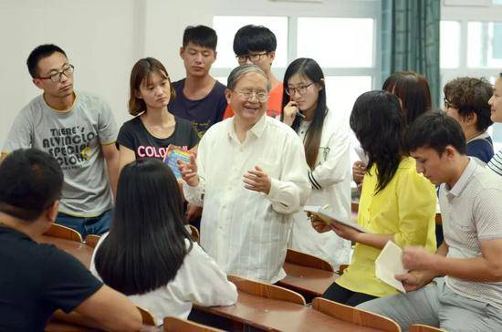 曹连莆教授与学生交流来源：石河子大学