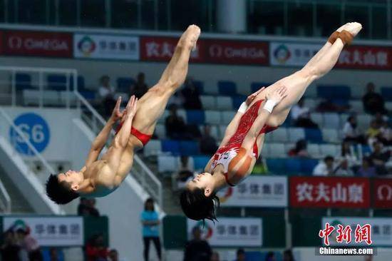 双人混合三米板，中国组合杨昊/昌雅妮在比赛中。（资料图）中新社记者韩海丹摄