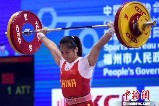 2019年举重世界杯，邓薇在女子64公斤级决赛，抓举、挺举、总成绩均打破世界纪录。张斌摄