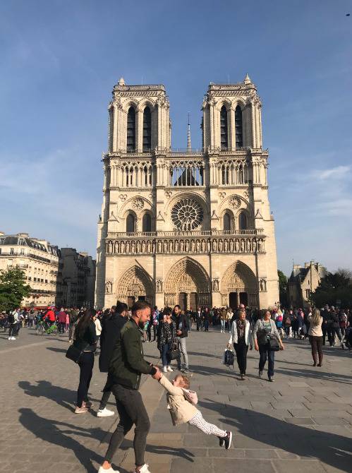 网友拍下巴黎圣母院起火前一小时的珍贵照片（推特截图）