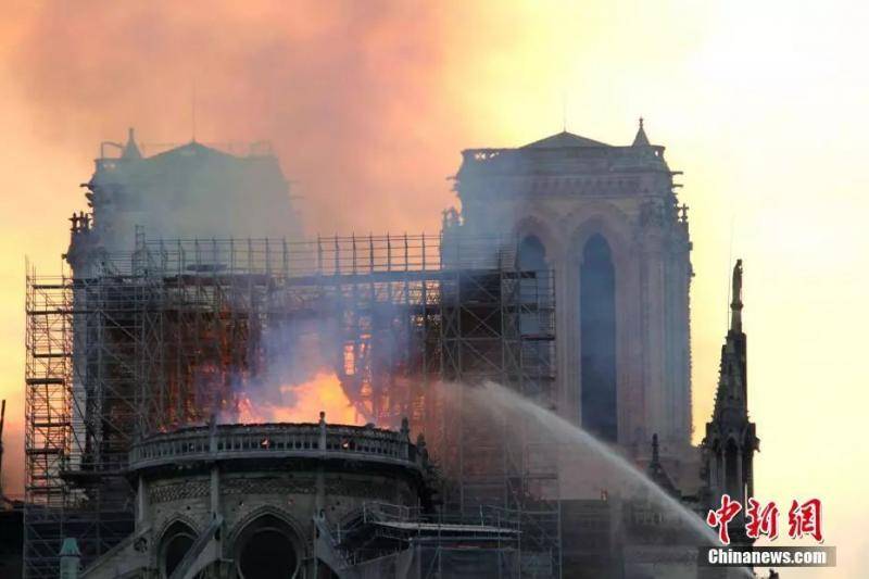 ▲当地时间4月15日晚，法国首都巴黎的著名地标巴黎圣母院发生大火，受损严重。大批消防人员在现场进行扑救。中新社记者李洋摄