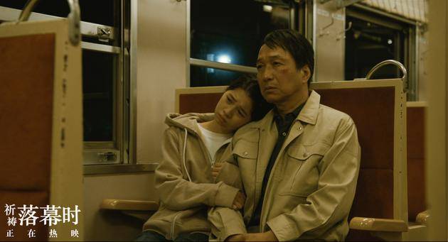 少女浅居博美跟随父亲乘火车远走他乡