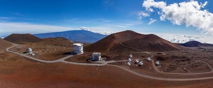 在夏威夷茂纳开亚火山（MaunaKeavolcano）上矗立着许多天文台，其中也包括在2017年参与事件视界望远镜观测的詹姆斯.克拉克.麦克斯威尔望远镜