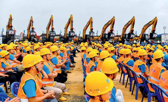 2019年3月18日，海南省举行海南自由贸易试验区建设项目（第三批）集中开工和签约仪式：集中开工项目共131个，总投资476亿元；集中签约项目共50个，总投资935亿元。摄影/本刊记者骆云飞