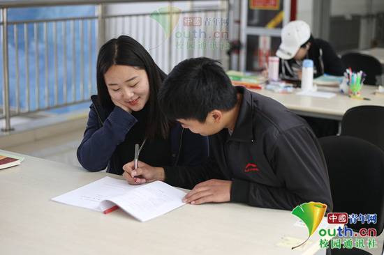 图为张峰与郭芮。中国青年网通讯员张福明摄