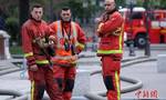 巴黎圣母院大火：消防员组成200米长人链抢救文物