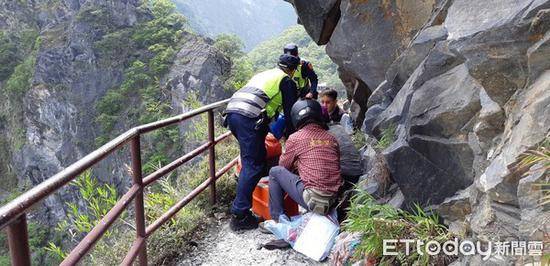 中横绿水步道1男1女遭落石击伤送医。（图片来源：台湾“东森新闻云”）