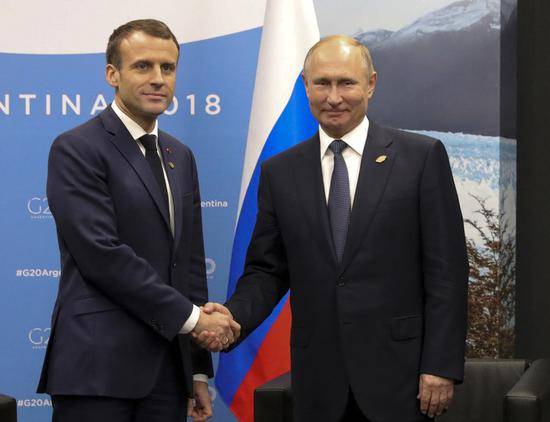 法国总统马克龙与俄罗斯总统普京。（东方IC）