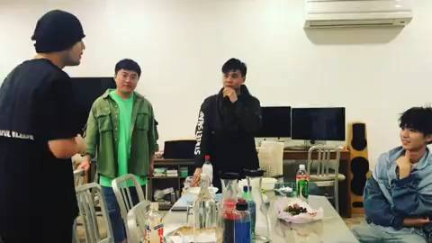 周杰伦（左）、王俊凯（右）与王俊凯的助理（黑衣服）一起玩读心游戏