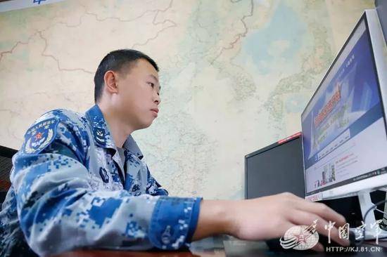 官兵在强军网站上学习总体国家安全观。（图片来源：中国空军网）