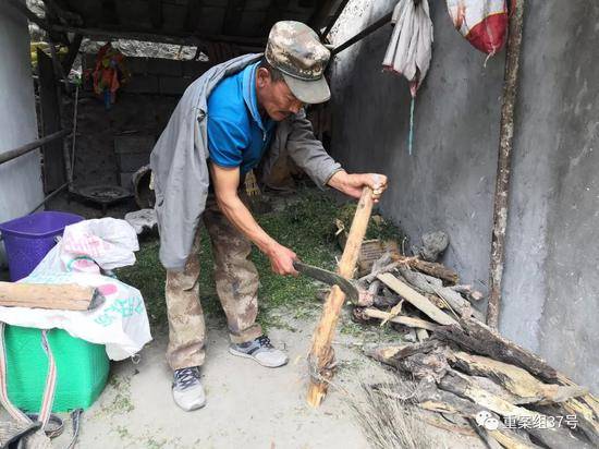 ▲里尼村村民使用砍刀七八下就将胳膊粗细的树干砍断。新京报记者程亚龙摄