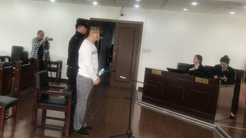 上午九点半，盖某被带进法庭。新京报记者刘洋摄