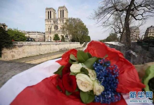 ▲4月18日，在法国巴黎，人们为巴黎圣母院献上与法国国旗同色的红白蓝鲜花。法国总统马克龙16日晚发表简短电视讲话时表示，希望在5年内重建巴黎圣母院。
