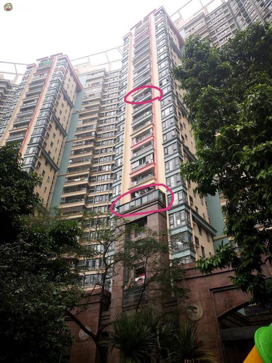 红圈是15楼坠楼的阳台，没有防护网，下面红圈就是六楼雨棚