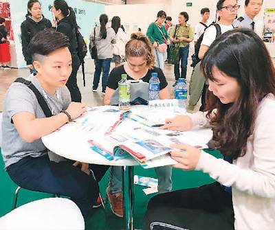 香港学生在“内地高等教育展”上咨询高校招生情况。资料图片