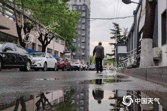 昨夜今晨北京迎降雨，地面有少许积水。（图/张晗熙）