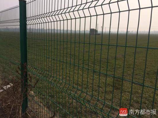 1月10日，西小庄村遭金属栅栏围起来的耕地。