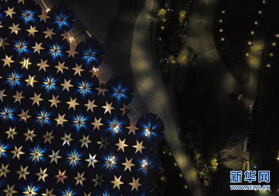 这是4月19日无人机拍摄的北京世园会园区国际馆夜景。新华社记者张晨霖摄