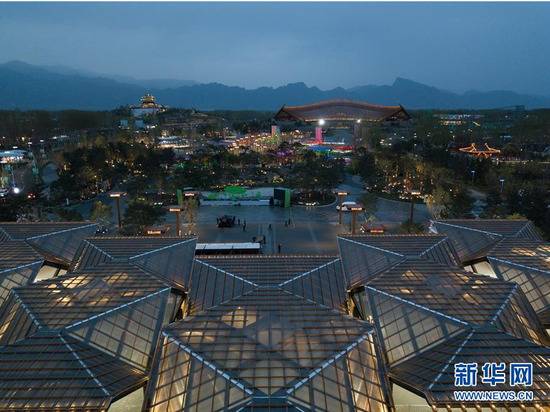 这是4月19日无人机拍摄的北京世园会园区夜景。新华社记者鞠焕宗摄