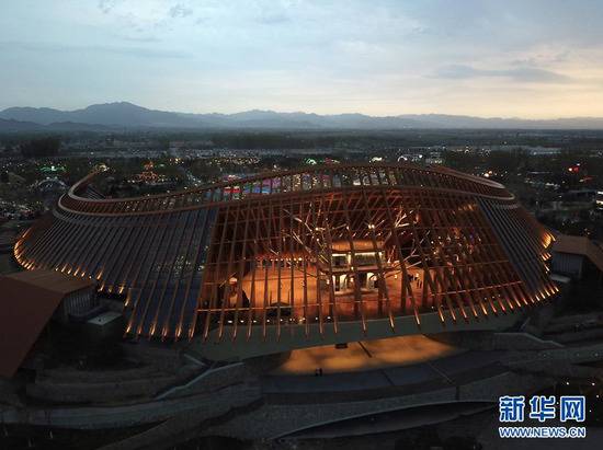 这是4月19日无人机拍摄的北京世园会园区中国馆夜景。新华社记者鞠焕宗摄