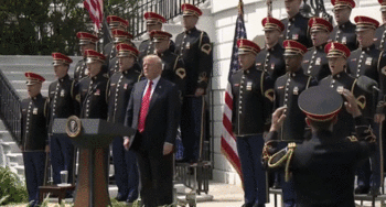 视频截图：2018年6月5日白宫的一场活动上，特朗普在唱《上帝保佑美国》时忘词