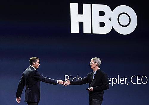 苹果公司首席执行官蒂姆·库克（右）与HBO公司首席执行官理查德·普莱普勒宣布在Apple TV系统开展合作。（新华社）