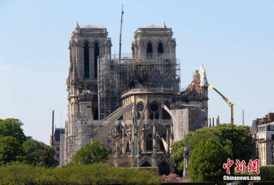 资料图：当地时间4月20日，巴黎圣母院在严密戒备中进行紧张维护清理工作，特别是对圣母院在大火中严重损毁的顶部进行清理。中新社记者李洋摄