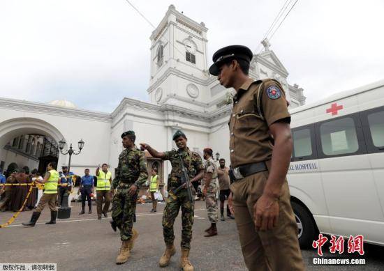 当地时间2019年4月21日，斯里兰卡科伦坡，爆炸袭击发生后，警察守卫在教堂外。