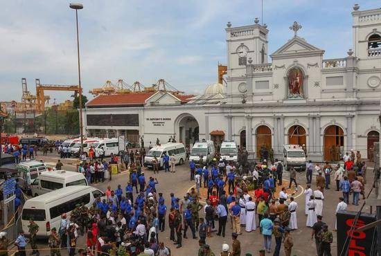 斯里兰卡人员守在遭遇袭击的教堂外