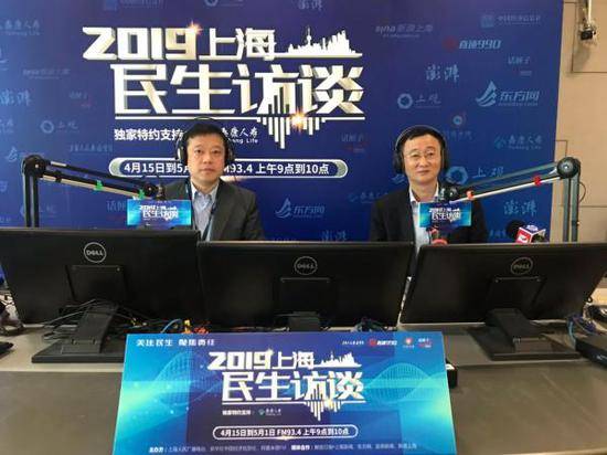 4月23日上午，上海市卫生健康委主任邬惊雷（右一）做客2019上海民生访谈节目。上海人民广播电台供图