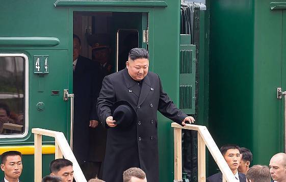 朝鲜最高领导人金正恩24日上午抵达俄朝边境哈桑车站（图源：塔斯社）