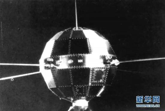 资料图：1970年4月24日，长征一号运载火箭成功发射我国第一颗人造地球卫星“东方红一号”。图片来源：新华网