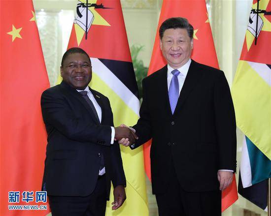  4月24日，国家主席习近平在北京人民大会堂会见莫桑比克总统纽西。新华社记者丁林摄